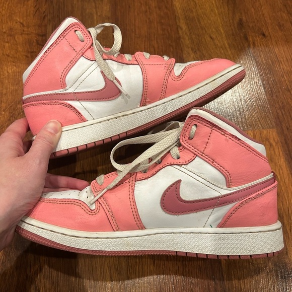 Nike Air Jordan 1 Mid Coral Chalk Valentine's Day Youth Size 4.5 Pink White - Picture 8 of 8